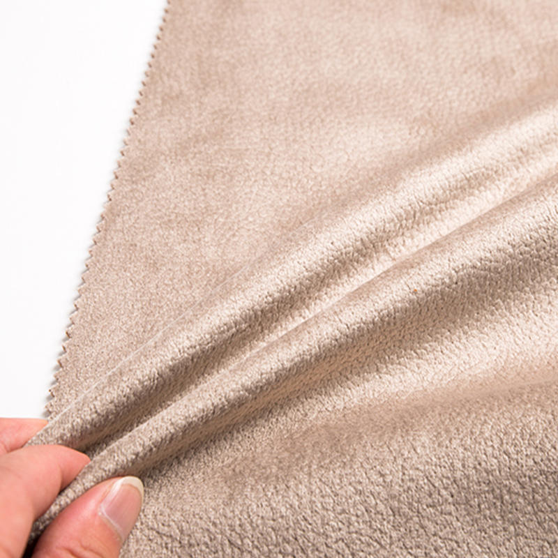 Gebreide stoffen worden gebruikt in een verscheidenheid aan kleding en textielproducten, zoals woninginrichting
